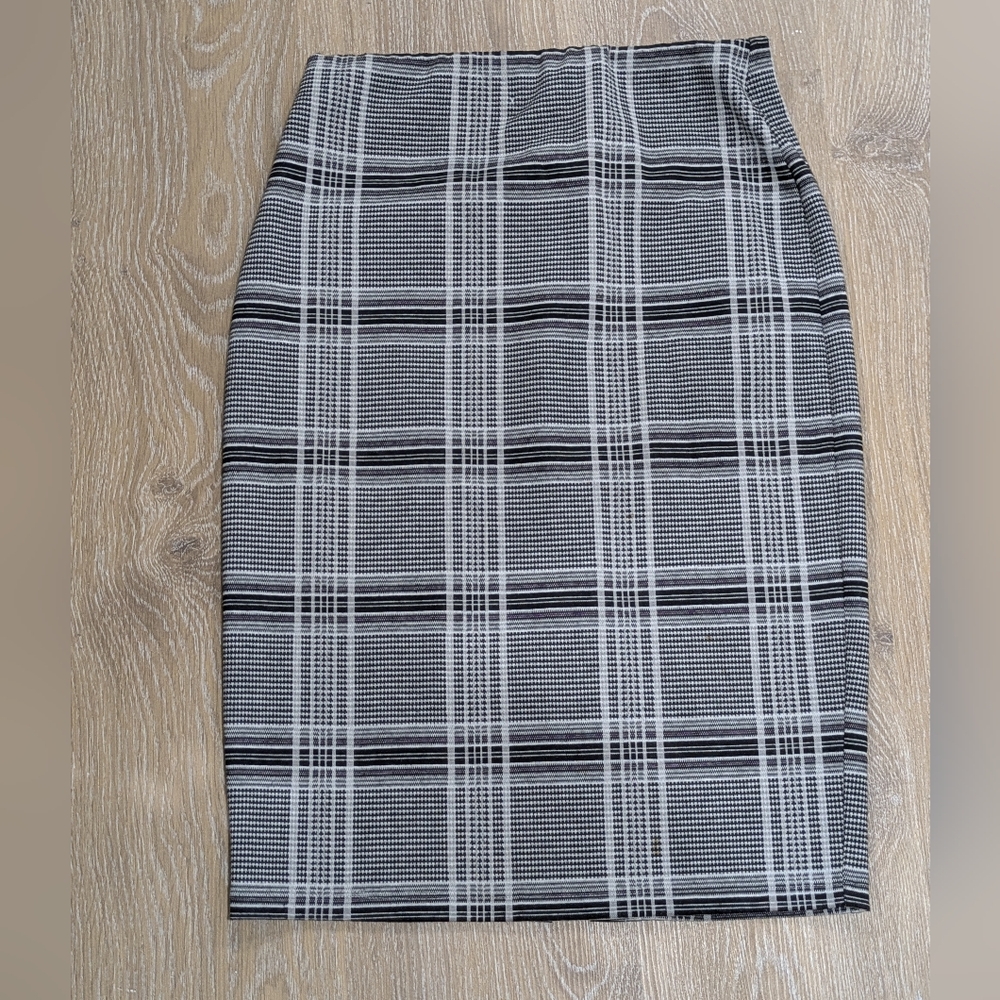 S George Gray and White Knee-Length Pencil Skirt